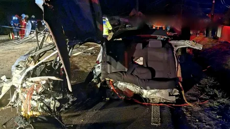 O mașină s-a rupt în două, pe un drum din Suceava, după impactul cu un stâlp de electricitate. Șoferul, un tânăr de 20 de ani, nu a avut nicio șansă de supraviețuire