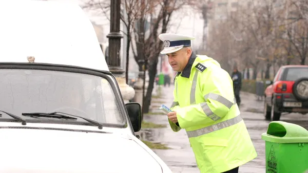 Îmbrăcat în uniformă de polițist, un bărbat ar fi încasat mii de lei de la șoferi. Cine era, de fapt, „omul legii” arestat în județul Bihor