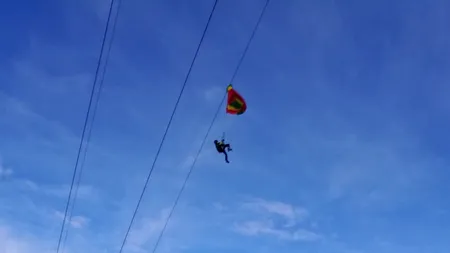 Un parapantist a căzut în gol de la 40 de metri, după ce a rămas agățat de cablul telecabinei din Poiana Brașov (FOTO-VIDEO)