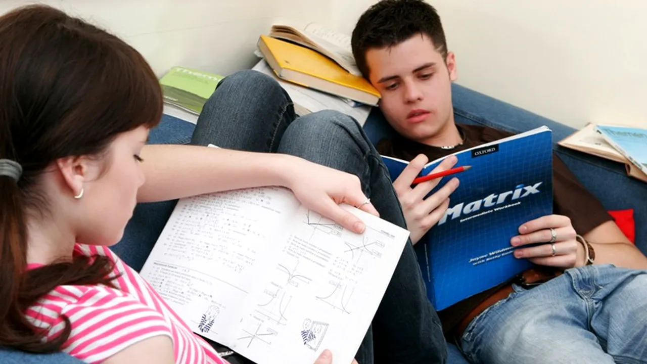 STUDIU. Fetele au rezultate academice mai bune decât băieții, chiar și în țările în care libertatea lor este limitată