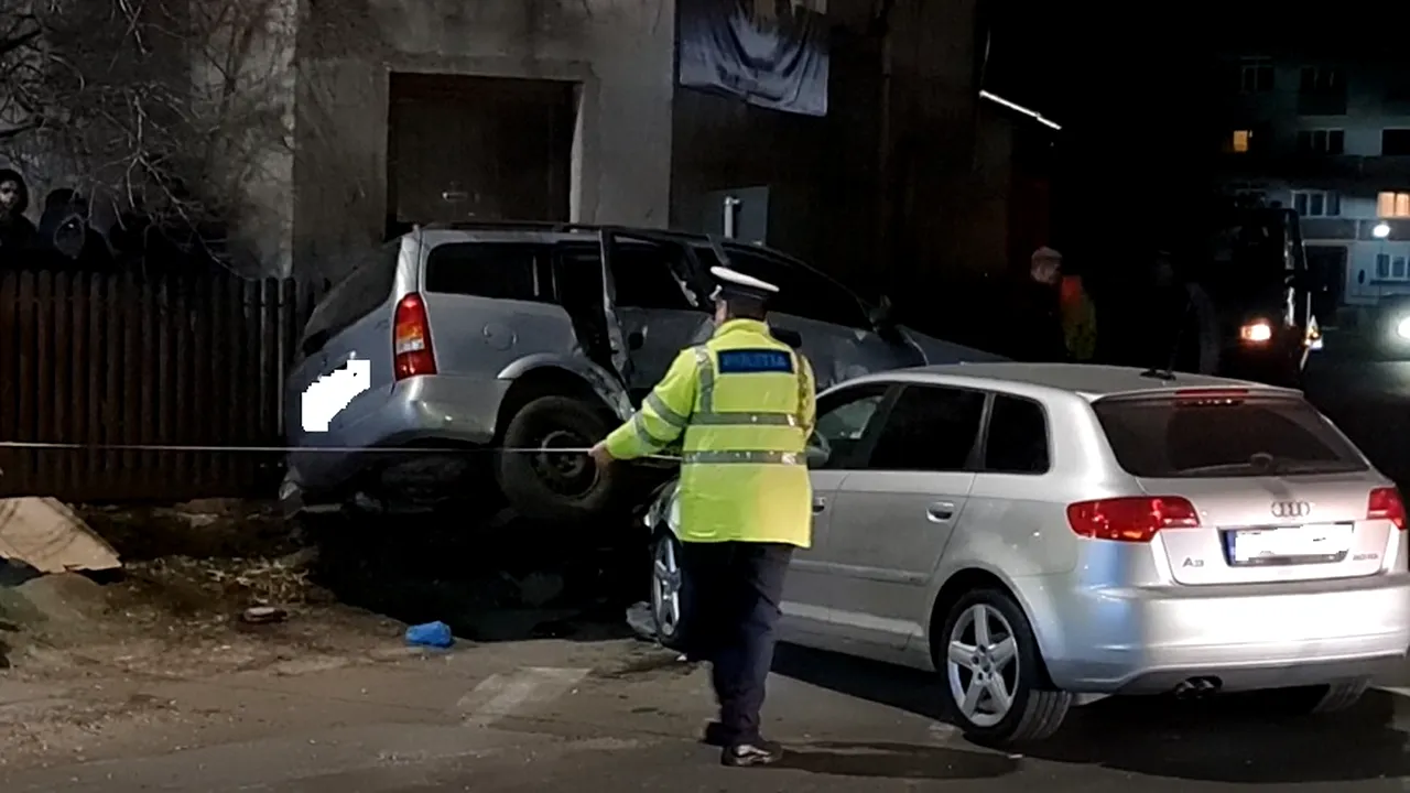 VIDEO | Accident grav în Argeș. Trei oameni au ajuns la spital, după ce un șofer a virat fără să se asigure. Mașinile s-au făcut praf