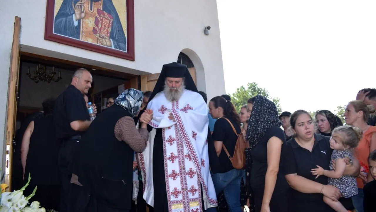 Alexandra, tânăra însărcinată care a MURIT la Botoșani, a fost înmormântată. Preot: „Când o mamă moare din cauza unei nașteri, moare ca un martir”