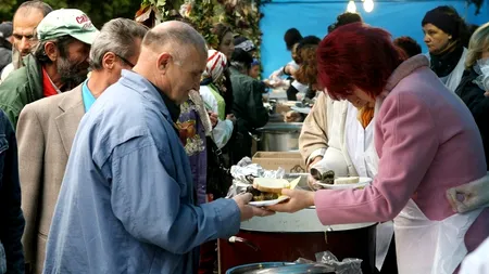 Rovana Plumb a participat la pregătirea sarmalelor pentru pelerinii de la Iași