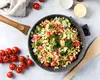 Cum pregătești o salată cu bulgur, roșii și pătrunjel, care poate fi perfectă pentru zilele caniculare. Rețeta se prepară rapid