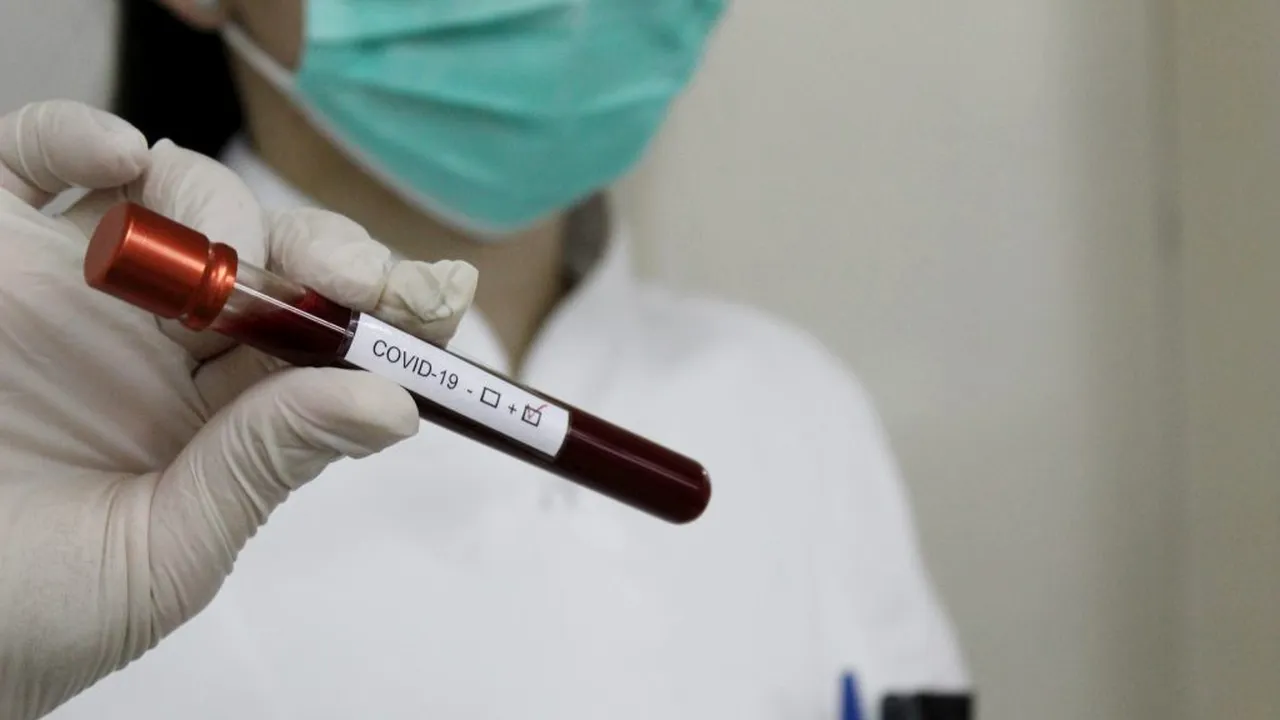 Cum va afecta noua tulpină de COVID-19 eficiența vaccinului? Avertismentul unui specialist: „Mi-e teamă că SARS-COV-2 este unul dintre aceste virusuri”