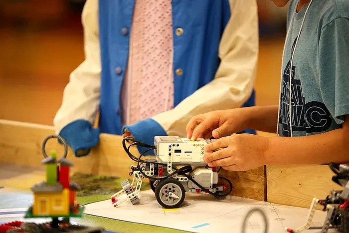 Campioni mondiali la robotică, lăsați fără bursă de statul român