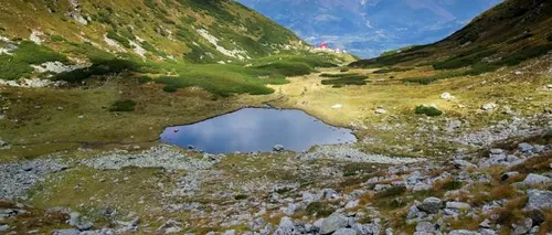 Locul unde se află un lac ce are forma de HARTĂ a României / Se numără printre destinațiile perfecte pentru vacanța de Paște