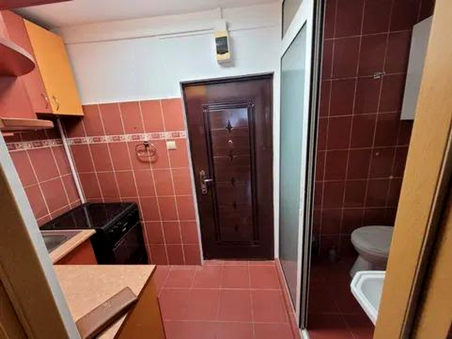 FOTO - O nouă apariție pe piața imobiliară din Cluj. Cu câți euro se închiriază o garsonieră care are toaleta ... în bucătărie