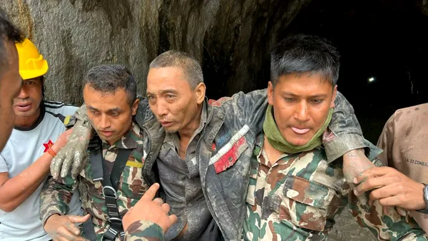 Încă o salvare miraculoasă în Nepal. Un bărbat a fost găsit în viată după 10 zile de la inundațiile catastrofale. La cât a ajuns numărul total al victimelor
