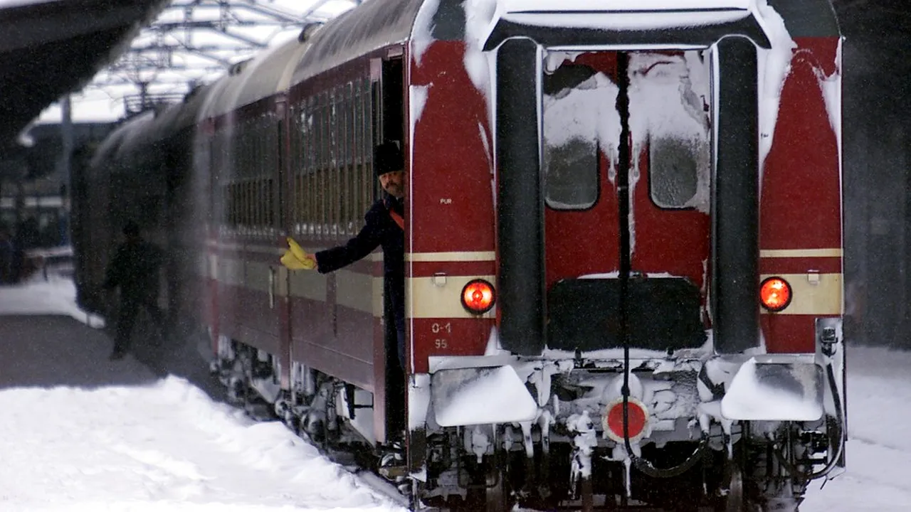 CFR, amendată pentru condițiile de coșmar oferite călătorilor: apă scursă din plafon, toalete stricate și ore întregi de întârziere