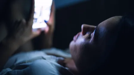 Cum încearcă să se protejeze românii de radiațiile emise de telefoanele mobile și alte dispozitive electronice. Foarte mulți utilizatori nu sunt preocupați de acest subiect 