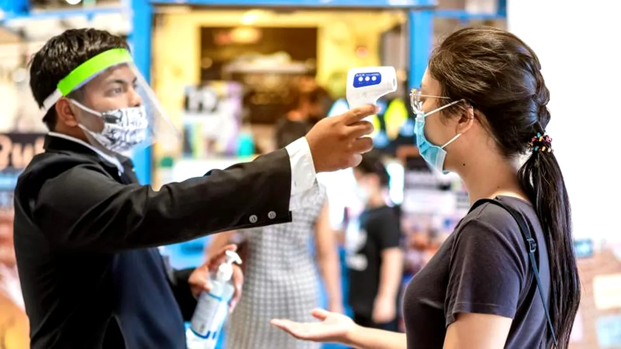 CONTROVERSĂ. Este sau nu legal să-ți măsoare temperatura un paznic? Ce spun avocații! „Nu-ți cere CNP-ul” / „Este un abuz”