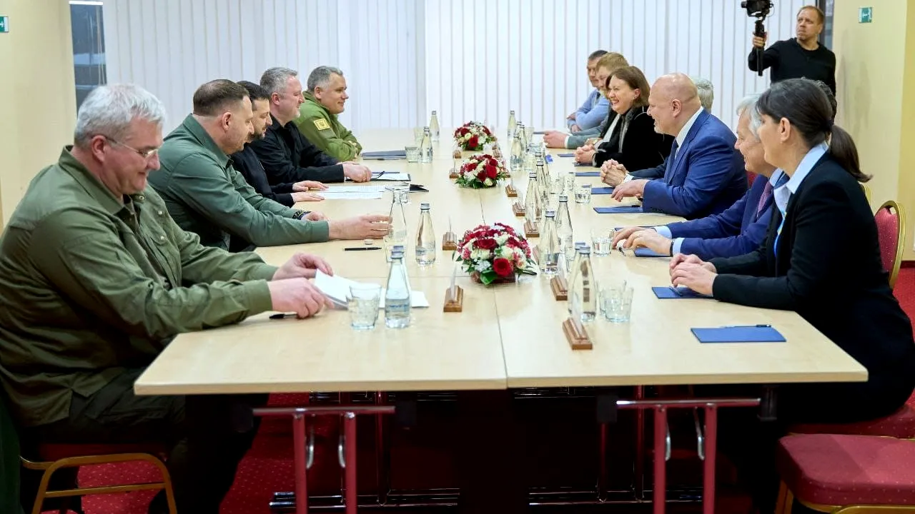 FOTO: Laura Codruța KOVESI, întâlnire cu Volodimir Zelenski în Ucraina: „Sunt aici pentru a lua atitudine, alături de voi, împotriva noului avatar al răului radical”