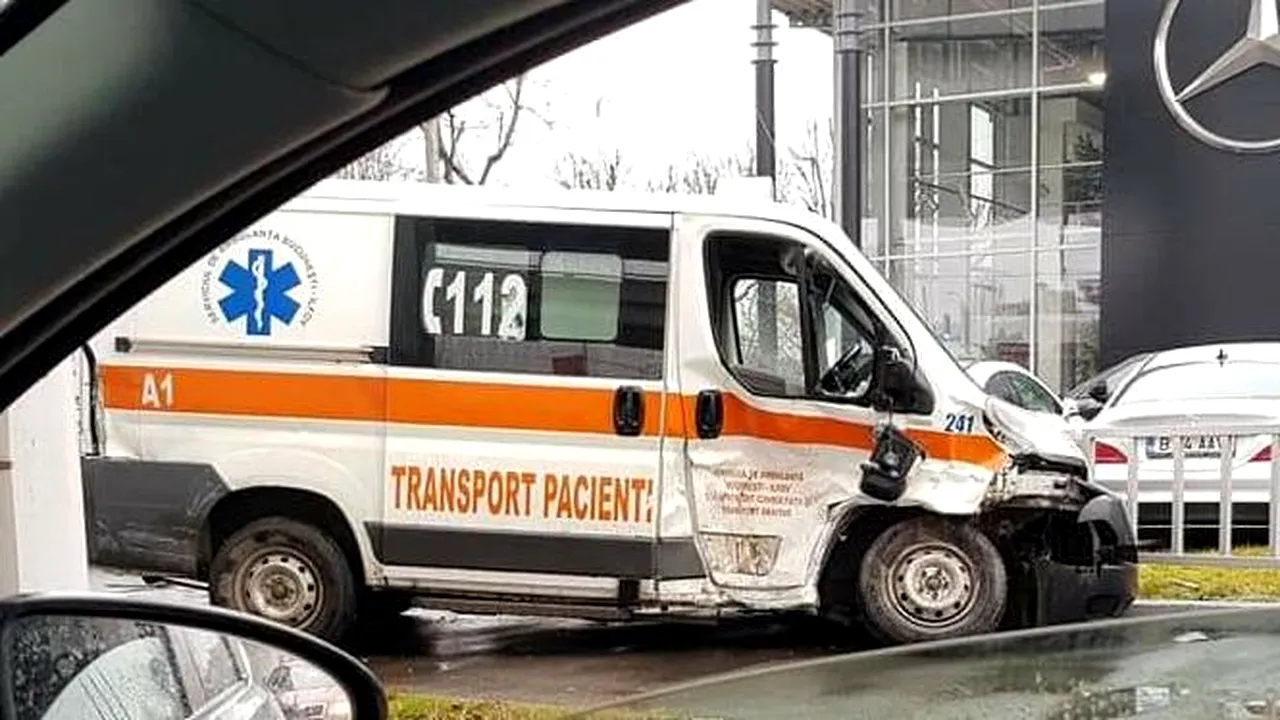 HAOS în traficul din București, după un accident grav cu ambulanța pe linia de tramvai