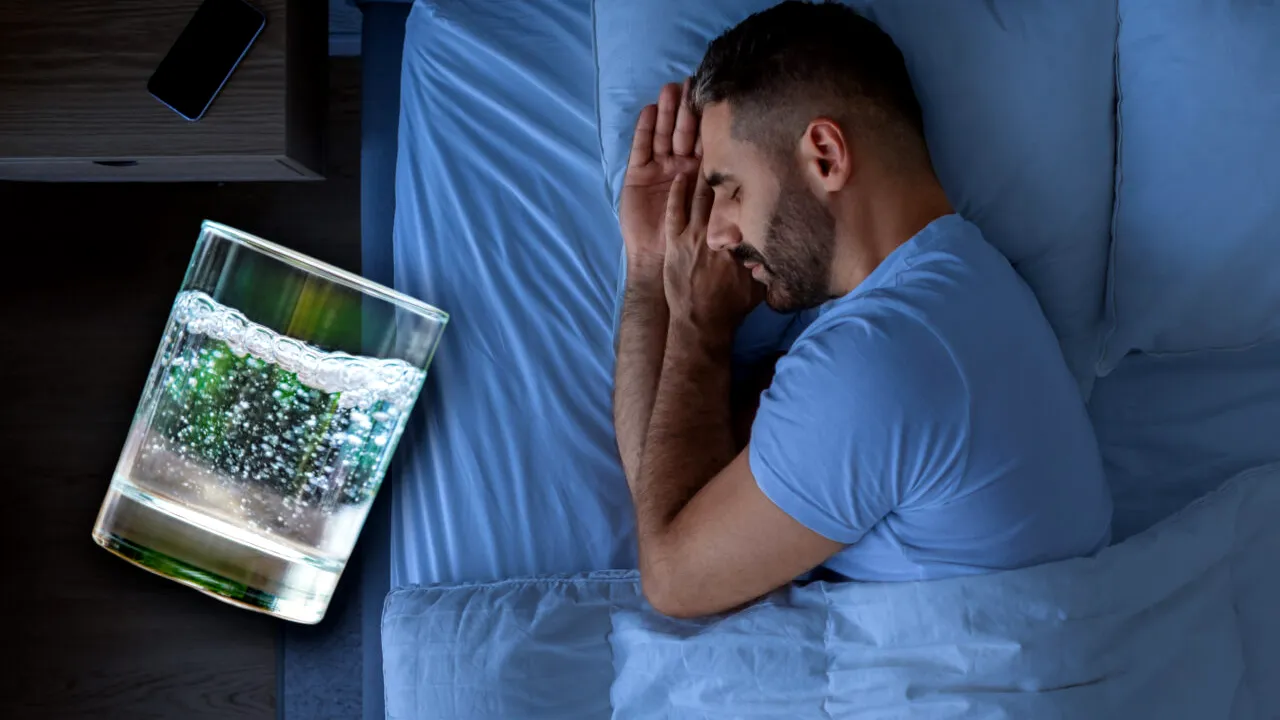 De ce să bei un pahar de apă înainte de somn, potrivit cercetătorilor. Cum ajută organismul, de fapt