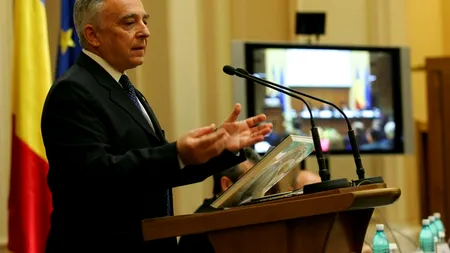 Isărescu: Clauzele abuzive sunt parte a contractelor semnate de clienți, trebuie să și le asume