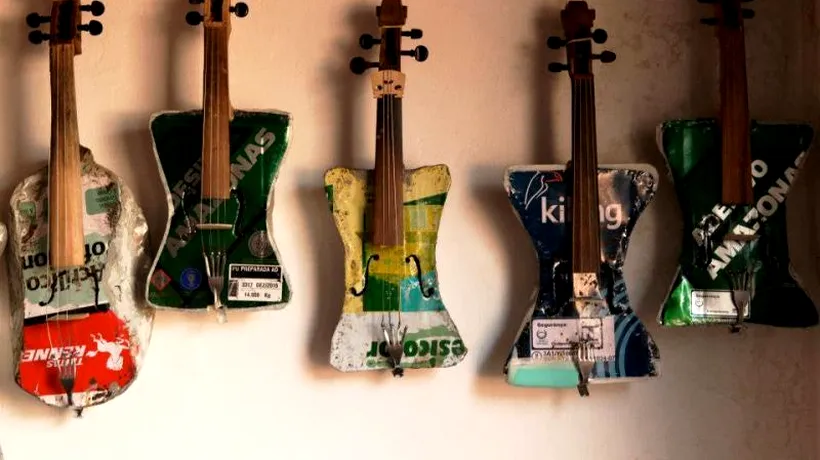 Povestea copiilor din Paraguay care cântă la instrumente confecționate din gunoaie. VIDEO