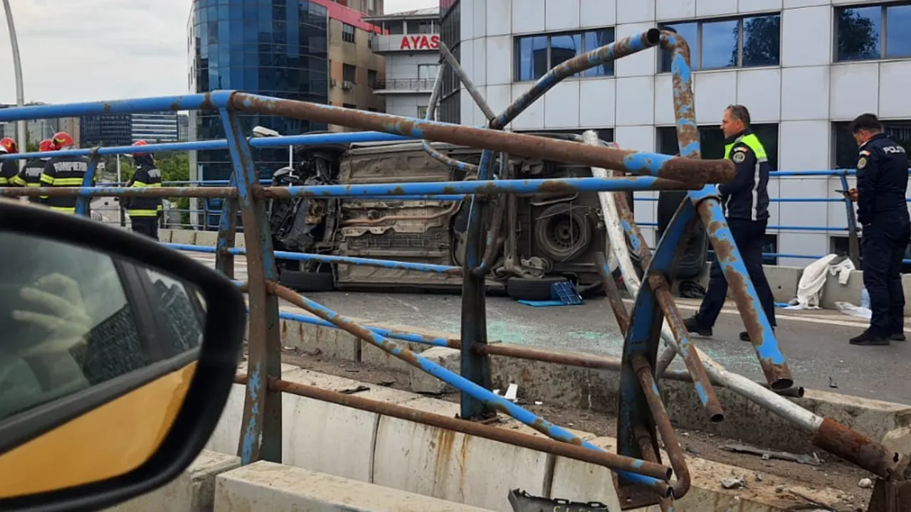 Șapte femei au fost rănite, după ce mașina în care se aflau s-a RĂSTURNAT pe Pasajul Basarab din Capitală