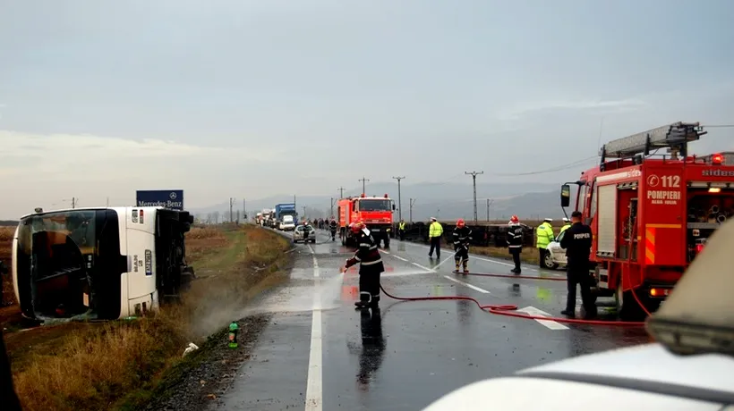AUTOCAR RĂSTURNAT lângă TIMIȘOARA. Autovehiculul transporta muncitorii unei fabrici. Cinci persoane au fost rănite