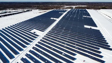 Cum evităm scăderea EFICIENȚEI panourilor solare din cauza zăpezii? Factori-cheie care influențează procesul