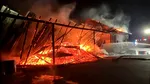 Incendiu de proporții în județul Mureș. Au ars o hală industrială şi o casă