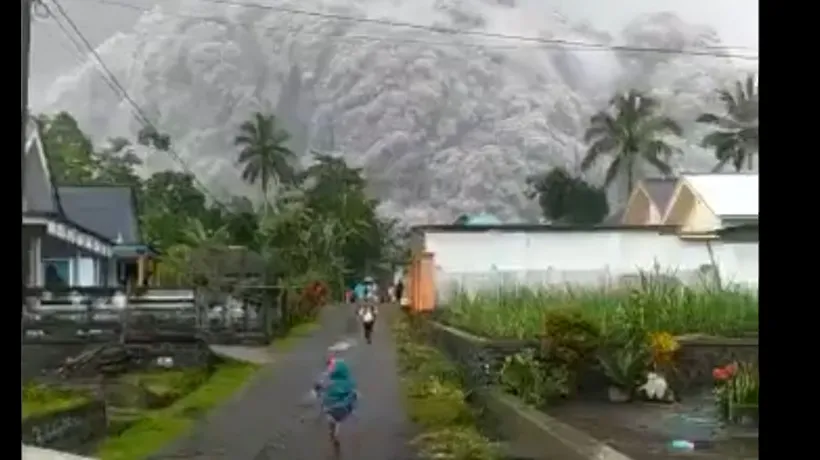 VIDEO. Erupție devastatoare a vulcanului Semeru din Indonezia. Companiile aeriene, avertizate asupra norului uriaș de cenușă