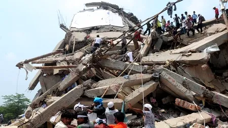 Peste 600 de morți după prăbușirea clădirii din Bangladesh