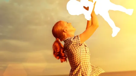 Editorialul unei jurnaliste le scandalizează pe tinerele mame: „Mai bine dau naștere unui frigider decât unui copil. Voi știți în ce lume vor trăi plozii voștri?