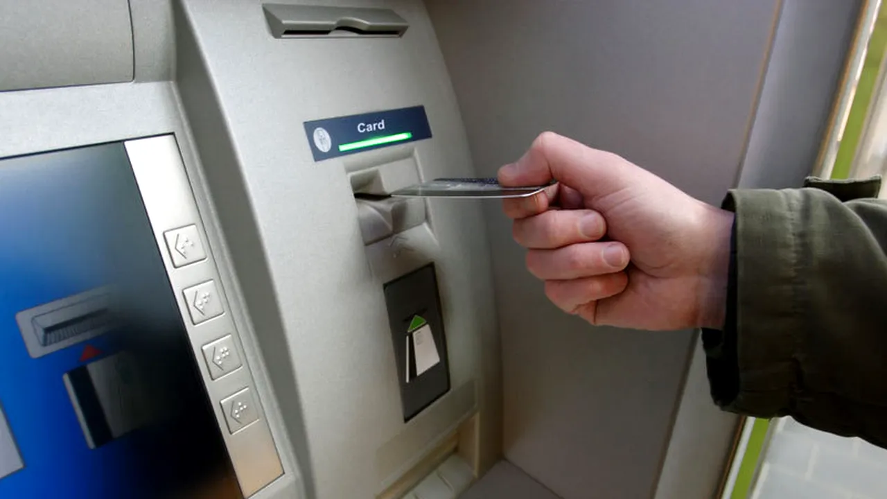 Doi tineri au furat 10.000 lei dintr-un bancomat, folosind o pensetă. Metoda prin care banii erau scoși, dar rămâneau în cont