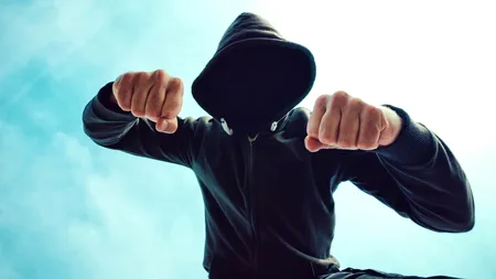 Elev din Arad, BĂTUT cu bestialitate de doi colegi. Victima are nevoie de 15 zile de îngrijiri medicale / Procurorii cer arestarea agresorilor