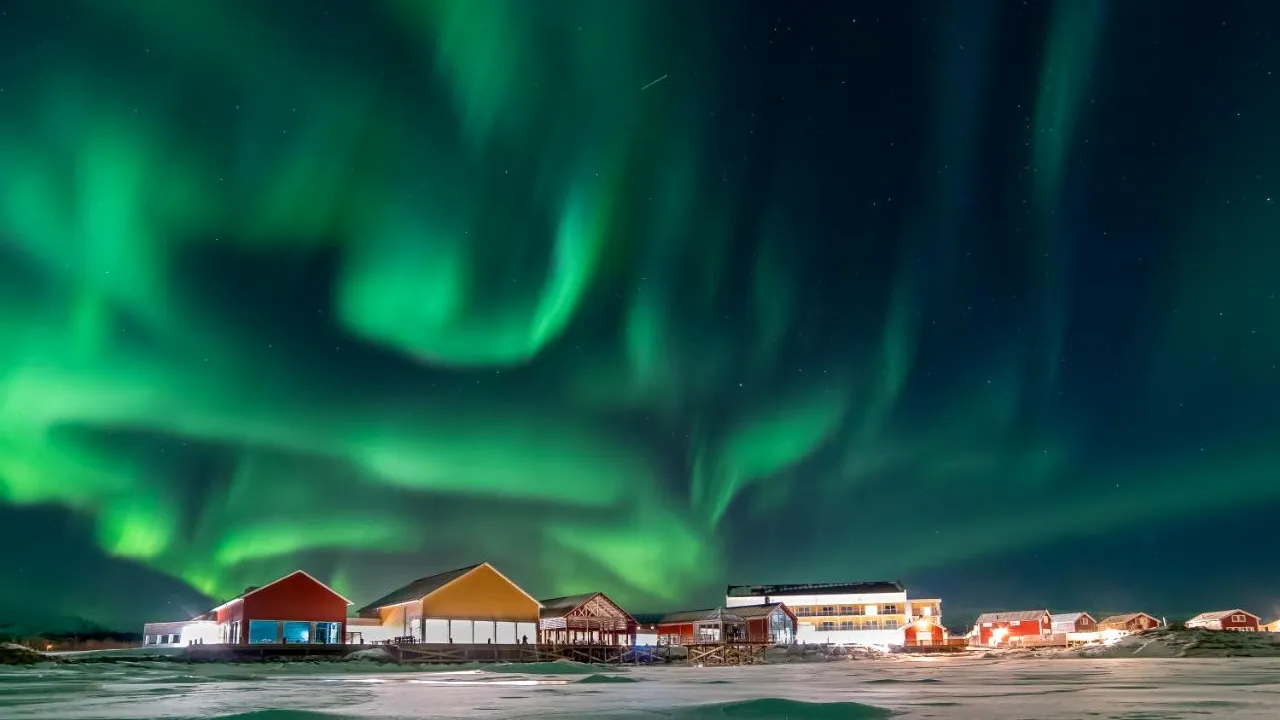 Stațiunea în care SOARELE rămâne pe cer 69 de zile la rând. O noapte de cazare ajunge la 1.000 de lei