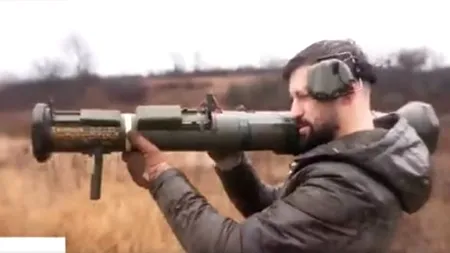 VIDEO | Propagandist rus, rănit serios în timp ce încerca să demonstreze capacitățile slabe ale unui lansator suedez de grenade