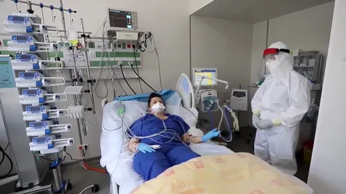 VIDEO. Pacient cu COVID-19, primele imagini și mărturii de pe patul din terapia Spitalului Militar ROL 2. „Aș dori ca oamenii să fie foarte atenți în a se proteja, a se feri, a avea grijă, a crede ceea ce se spune, pentru că este adevărat”