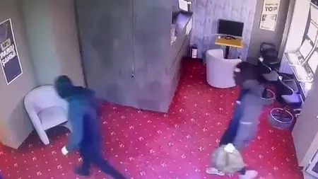 VIDEO | JAF ARMAT la o sală de jocuri de noroc din județul Arad. Patru suspecți au fost reținuți pentru 24 de ore
