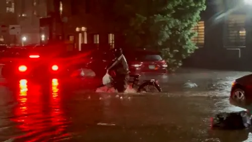 Inundațiile din SUA: Un curier a continuat să livreze mâncarea pe bicicletă, în ciuda faptului că avea apa până la brâu