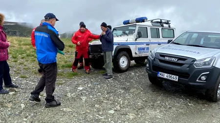 EMOȚIONANT. Un bucureștean de 80 de ani s-a rătăcit pe Transalpina după ce și-a lăsat soția în mașină și a plecat în drumeție. Cum l-au găsit jandarmii