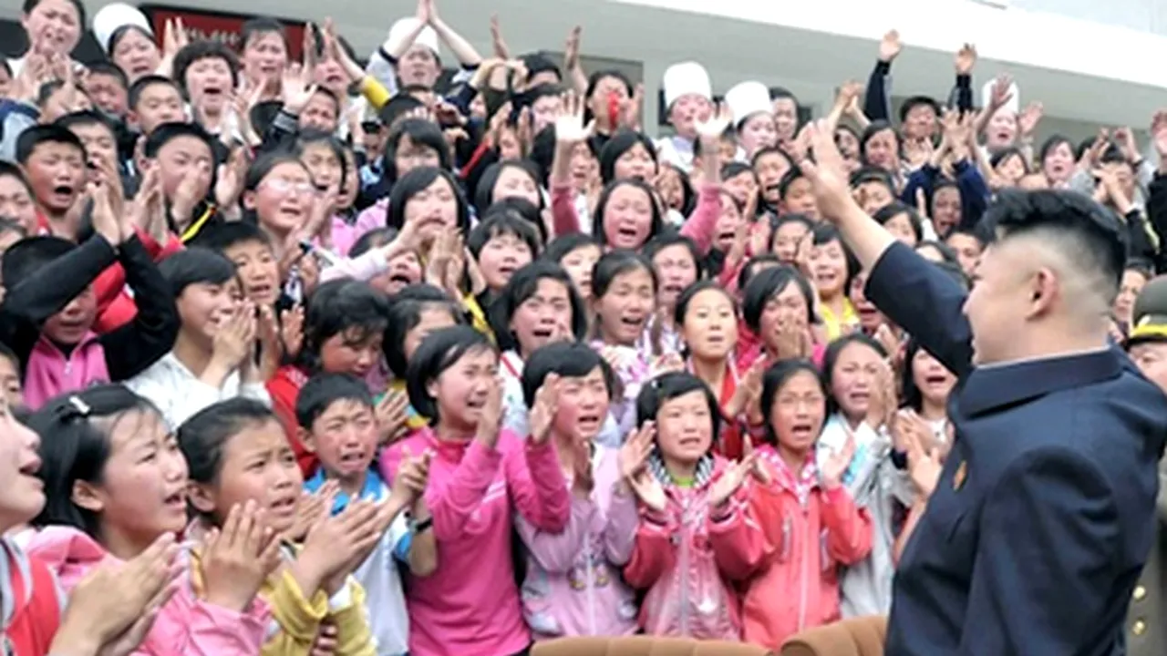 Kim Jong-un îi obligă pe nord coreeni să se prezinte la muncă și la școală la 5 dimineața. ''Unii nu se pot trezi. Oamenii sunt epuizați''