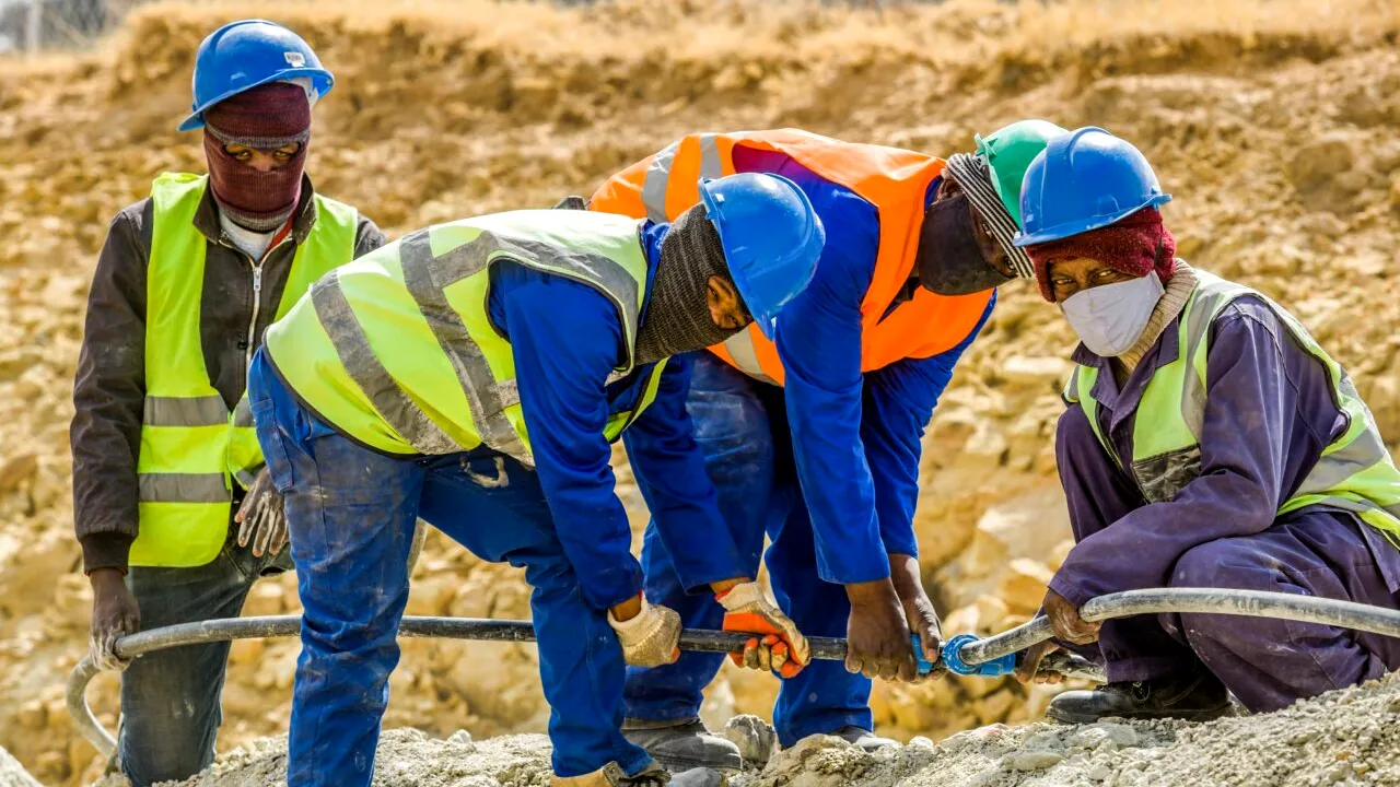 România poate rămâne fără muncitori străini, din cauza problemelor consulare din Asia