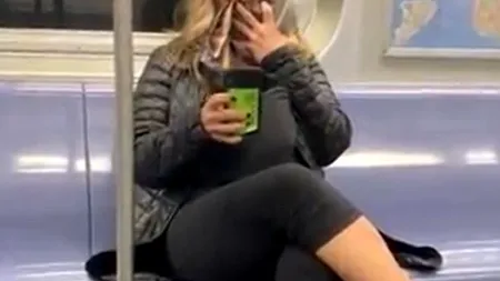 VIDEO. O asiatică s-a prefăcut că tușește la metrou și a filmat reacția celor din jur: Imaginile care au stârnit revoltă