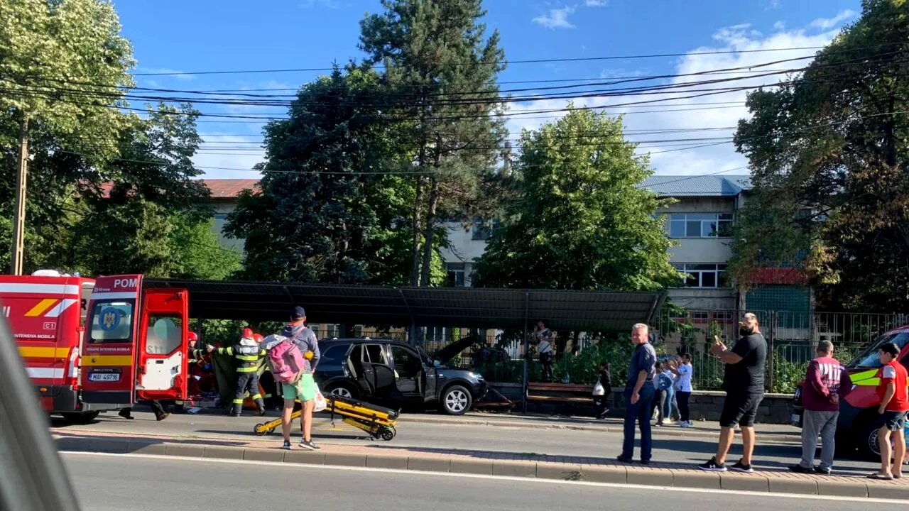 Copil aflat într-o stație de autobuz din Baia Mare, lovit de un șofer care a făcut infarct la volan