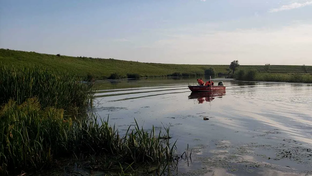 Un pescar blocat în nămol a chemat în ajutor pompierii