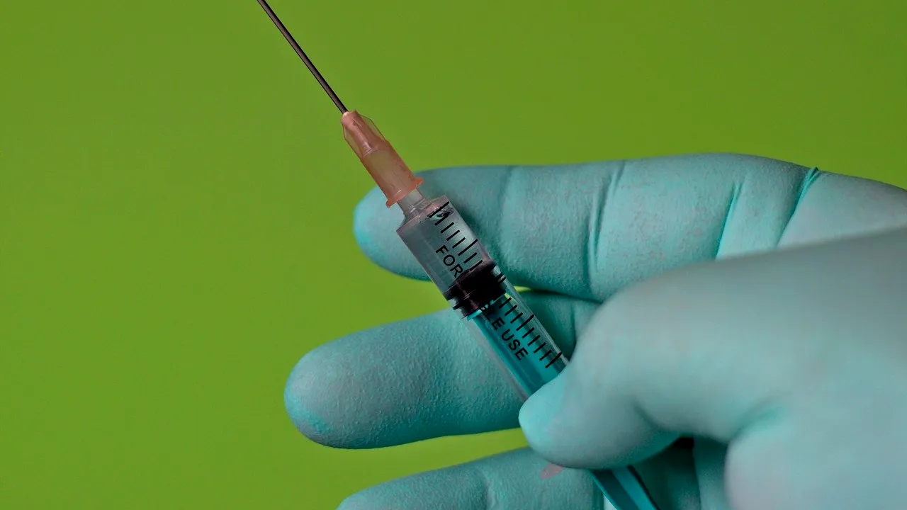 Medic german, concediat și trimis în judecată după ce a vaccinat anti-Covid un copil de 9 ani. Limita de vârstă e de 12 ani