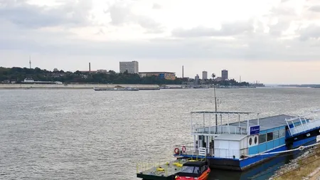 O barcă în care erau 10 persoane s-a răsturnat în Dunăre, doi oameni sunt dați dispăruți