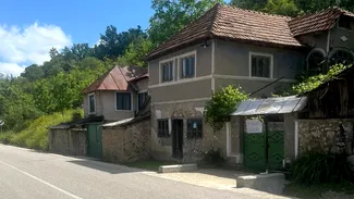 Ofertă imobiliară de neratat: Casă cu teren generos și beci cât toată locuința, la preț de garsonieră. Mai mult, te poți muta oricând în ea