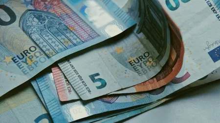 Euro, al optulea maxim istoric din această lună