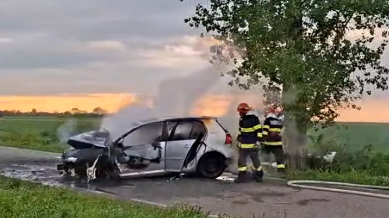 Tragedie în Timiș. Un tânăr de 29 de ani a MURIT după ce s-a izbit violent cu mașina de un copac. Autoturismul a luat foc