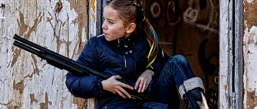 „Fetița cu acadea”. Povestea și adevărul din spatele fotografiei cu fata din Kiev, care ține o armă în mână