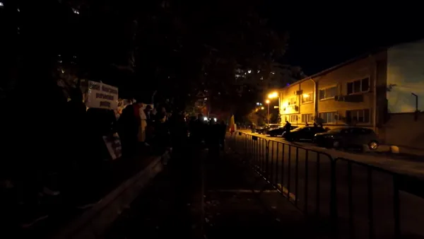 A 16-a noapte de proteste în fața Arestului Central, unde este închis Călin Georgescu. Susținătorii scandează: „Călin Georgescu este președinte”
