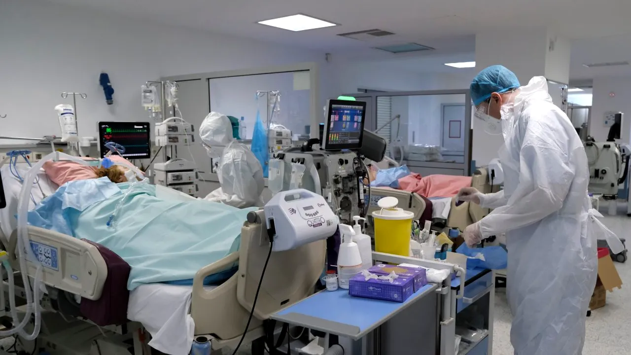 Trei dintre persoanele care au murit în ultimele 24 de ore din cauza COVID-19 aveau sub 30 de ani. Niciuna nu era vaccinată