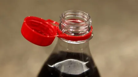 După enervantul capac fix, sticlele de plastic se schimbă din nou. De la ce dată se întâmplă în România și în celelalte țări din UE